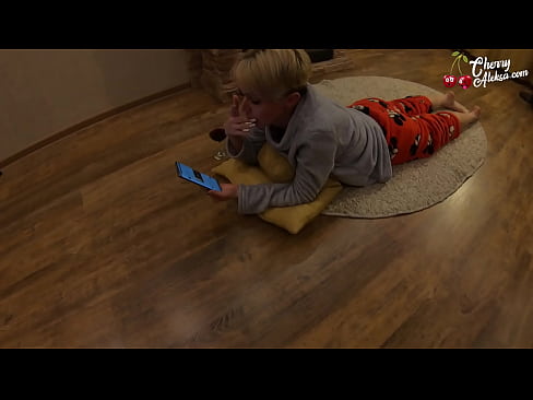 ❤️ Luda plavuša sisa ogroman kurac sisa i poskakuje na njemu - analni seks Porno video kod nas ☑