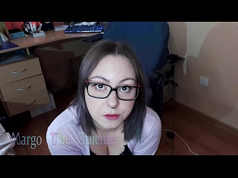 ❤️ Seksi djevojka s naočalama duboko siše dildo na kameri Porno video kod nas ☑
